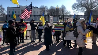 Американці та українська діаспора протестують біля Білого Дому у США