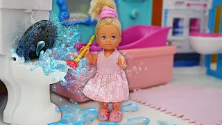 Evi ficou em casa sozinha. Novo vídeo para meninas sobre a história da boneca Barbie em português