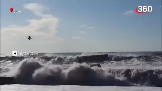 Видео  9 метровые волны смывают жителей Сочи в Черное море