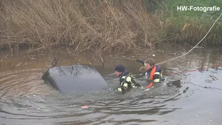 Politieagent redt vrouw uit te water geraakte auto