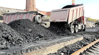 Самосвал Volvo с прицепом MEGA - выгрузка каменного угля. Unloading of coal.