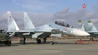 Air duel: pilots Su-30M2 and Su-27SM3 practiced aerobatics