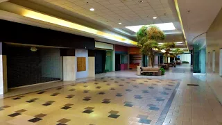 Men At Work - Down Under (played in an empty mall)