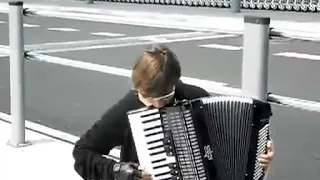 VITAS plays the accordion / Витас играет на аккордеоне / Vitas toca el acordeon