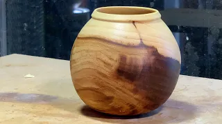 Richard Raffan turns a thin pot using traditional gouges and scrapers.