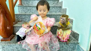 Diem was so cute sharing bread with Monkey Kaka and Monkey Mit