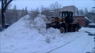 ДОБИВАЮ НЕРВНУЮ СИСТЕМУ,ПОГРУЗКА СНЕГА ВО ДВОРАХ