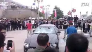 В Китае разбили шикарный Maserati в знак протеста изза плохого сервиса