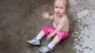 Искупалась в летней луже)) Baby in the puddle.