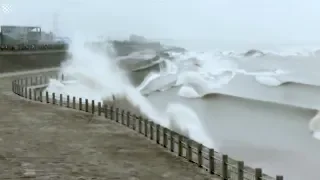 Spectacular & Scary tidal bore surges up Qiantang River in China
