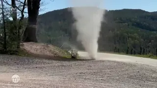 Mini-Wirbelsturm wirbelt Wanderer auf | maintower