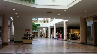 Eurythmics - Sweet Dreams (Are Made of This) (playing in an empty mall)