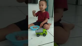 Bocil lucu makan es cream sambil maen mobil-mobilan - Abang Dzikri #shorts