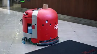 Mycí podlahový robot RA 660 Navi švýcarského výrobce CLEANFIX v OC Westfield Chodov