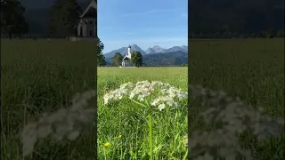 Баварские Альпы в Германии весной - зеленые луга и снег в горах