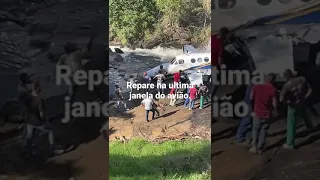 Reparei na  última janela do avião da Marília Mendonça e vi alguma coisa se mexendo. o que será ?