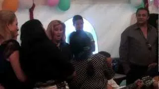 De meiden zingen met mama en sietje op haar verjaardag  2