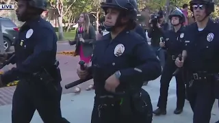 Police march towards pro-Palestine protesters on USC campus