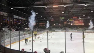 Teddy Bear Toss actie bij Cairox Hijs Hokij na het eerste doelpunt!