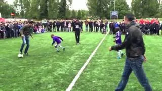 Robin van Persie humilie des enfants