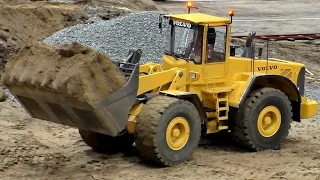 RC DOZER WHEEL LOADER VOLVO L-220E SCALE 1:8 MODEL AT WORK / Fair Leipzig 2016