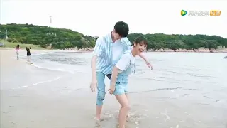 Behind the scene - Situ Mo playing water with Gu Weiyi on the beach - Put Your Head on My Shoulder