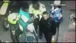 Exclusivo: policías entregan un detenido a los ‘sayayines’
