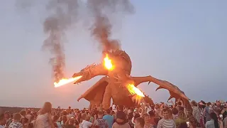 Большой огнедышащий дракон