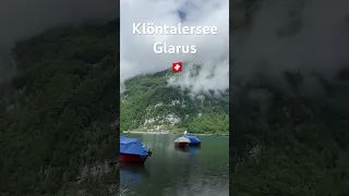 Klöntalersee liegt im Klöntal im Kanton Glarus in der Schweiz Natursee #tourist #see #zwitserland
