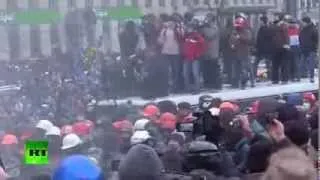 ПОСЛЕДНИЕ НОВОСТИ Майдан разбушевался  митингующие в Киеве попытались прорвать оцепление у кабмина