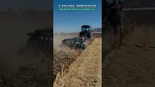 Tractor LOVOL TD1104 trabajando con rastra