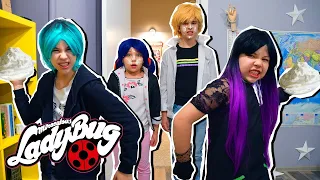 Hermano y hermana le hacen bromas a Marinette. Ladybug en la vida real