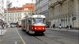 Odjezd soupravy tramvají T3SUCS ze zastávky Lazarská