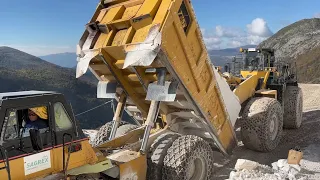 Komatsu WA900 And Caterpillar 992D Wheel Loaders Loading Marble Blocks On Cat 775E - Birros Marbles