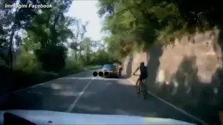 L’auto sperona volontariamente il ciclista: il video del folle gesto