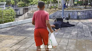 Millonario prueba con este truco a niño de la calle y este fue el premio que recibio