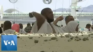 Hajj Pilgrims Participate in ‘Stoning of Devil’ Tradition in Saudi Arabia