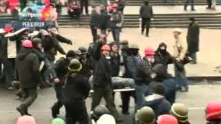 Поранених мітингувальників зносять до Майдану - Wounded protestors brought through Maidan