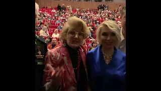 Светлана Дружинина поздравляет Веру Соколову с премьерой фильма "Пункт пропуска".