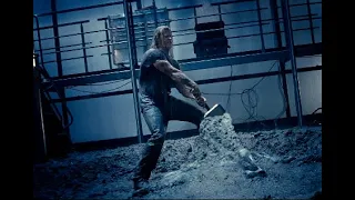 Тор пытается поднять молот.Thor tries to raise the hammer (Тор 2011)