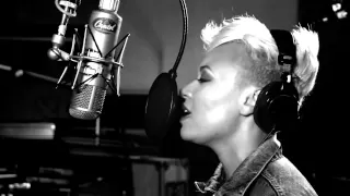 Emeli Sandé - Next to Me (1 Mic 1 Take)