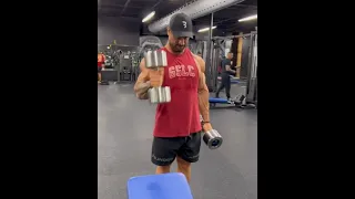 CBUM TREINO DE BÍCEPS