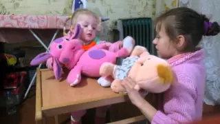 София и Настя весело играют в мягкие игрушки