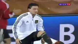 Ozil пнул жвачку,за тем проглотил!Смотрите!