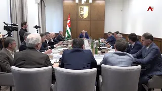 Совещание Президента А.Бжания с членами правительства и главами администрации районов