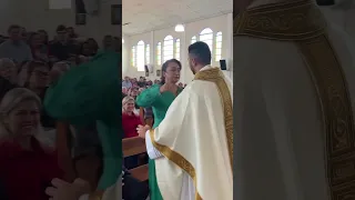 📮 CUANDO UNA MADRE RECIBE DE MANOS DE SU HIJO ORDENADO SACERDOTE EL  MANITURGIUM