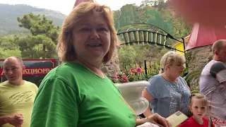 Татьяна Ивановна рассказывает о пеликанах гостям зоопарка "СКАЗКА"