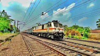 High Speed 260 kmph Encounter - WAP7 Sealdah Rajdhani crosses Maithili Express - INDIAN RAILWAYS