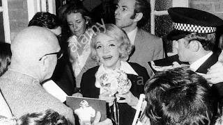 Marlene Dietrich at the Wimbledon Theater. Speech and autograph signing. 1973. Live.