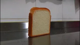 pão caindo impossível não rir